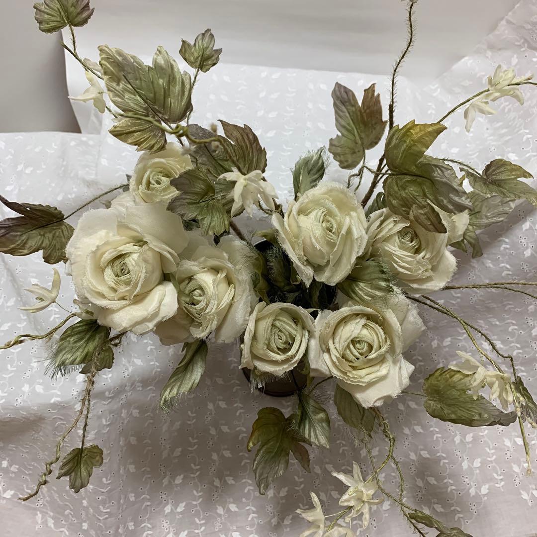 オフホワイトのばらと枝の花と葉