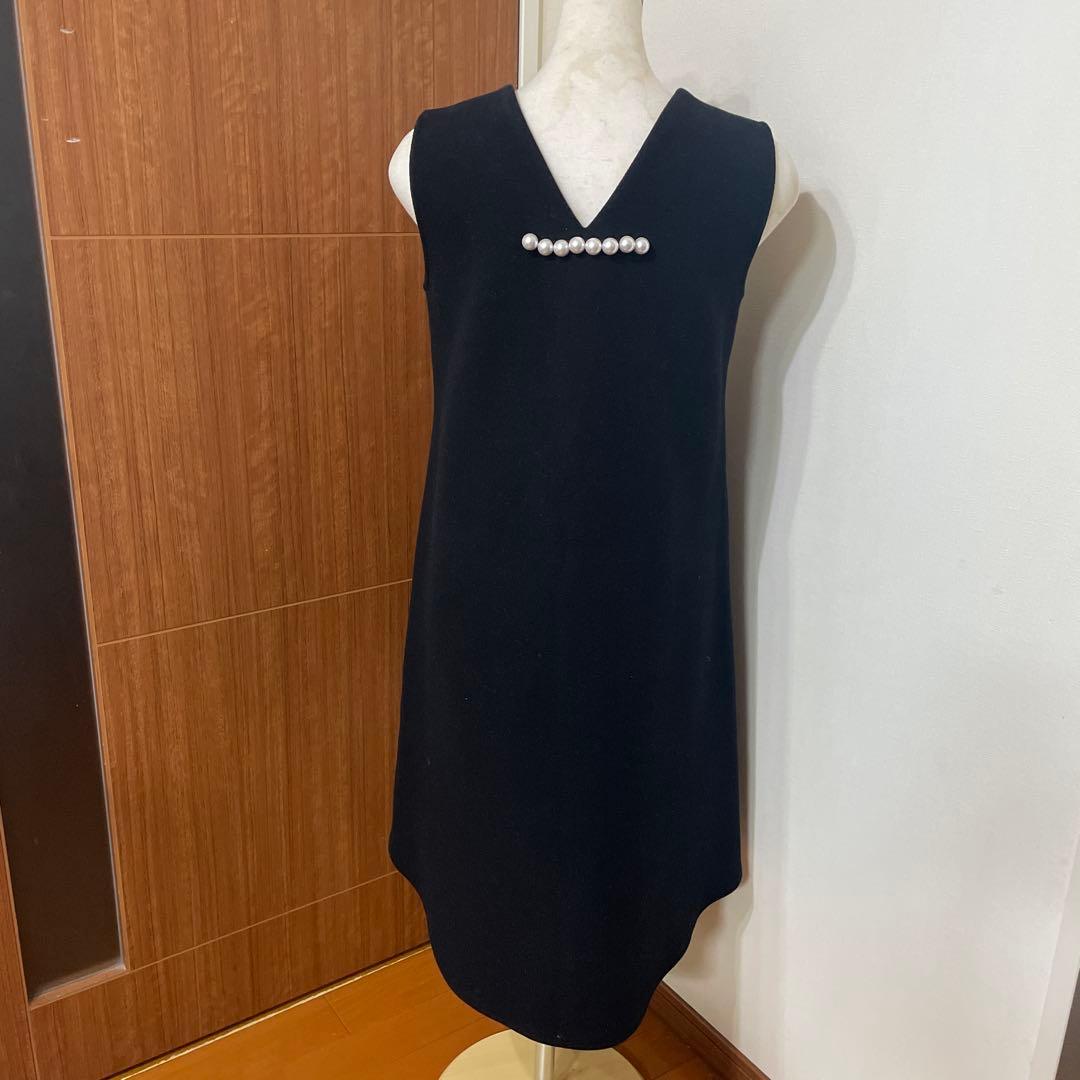 YOKOCHANノースリーブワンピース Vネック パール装飾