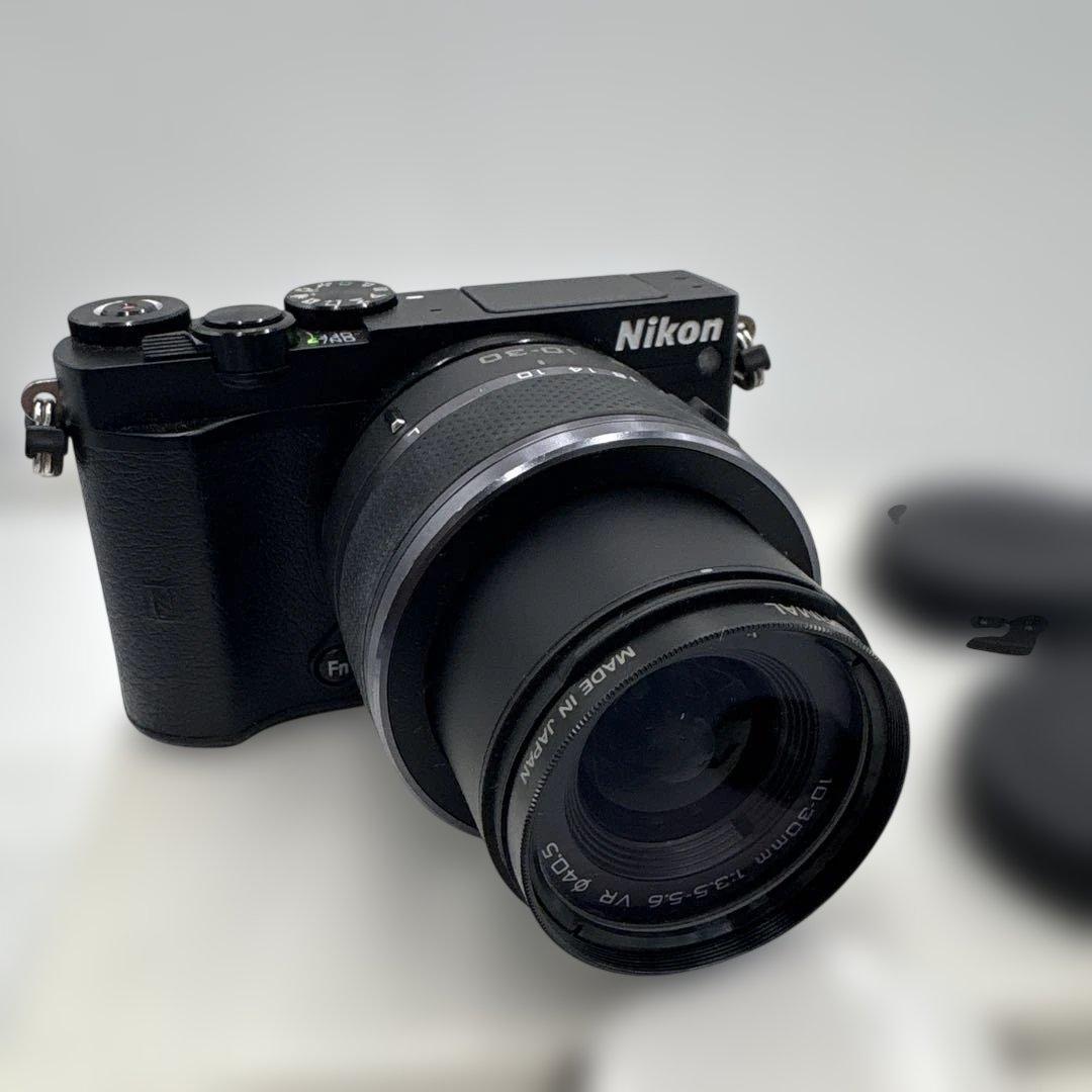 美品　Nikon 1 J5 ズームレンズキット