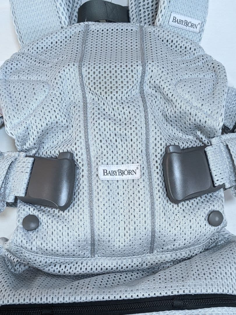 極美品 ベビービョルン ワンカイエアー グレー シルバー　 よだれカバー付き