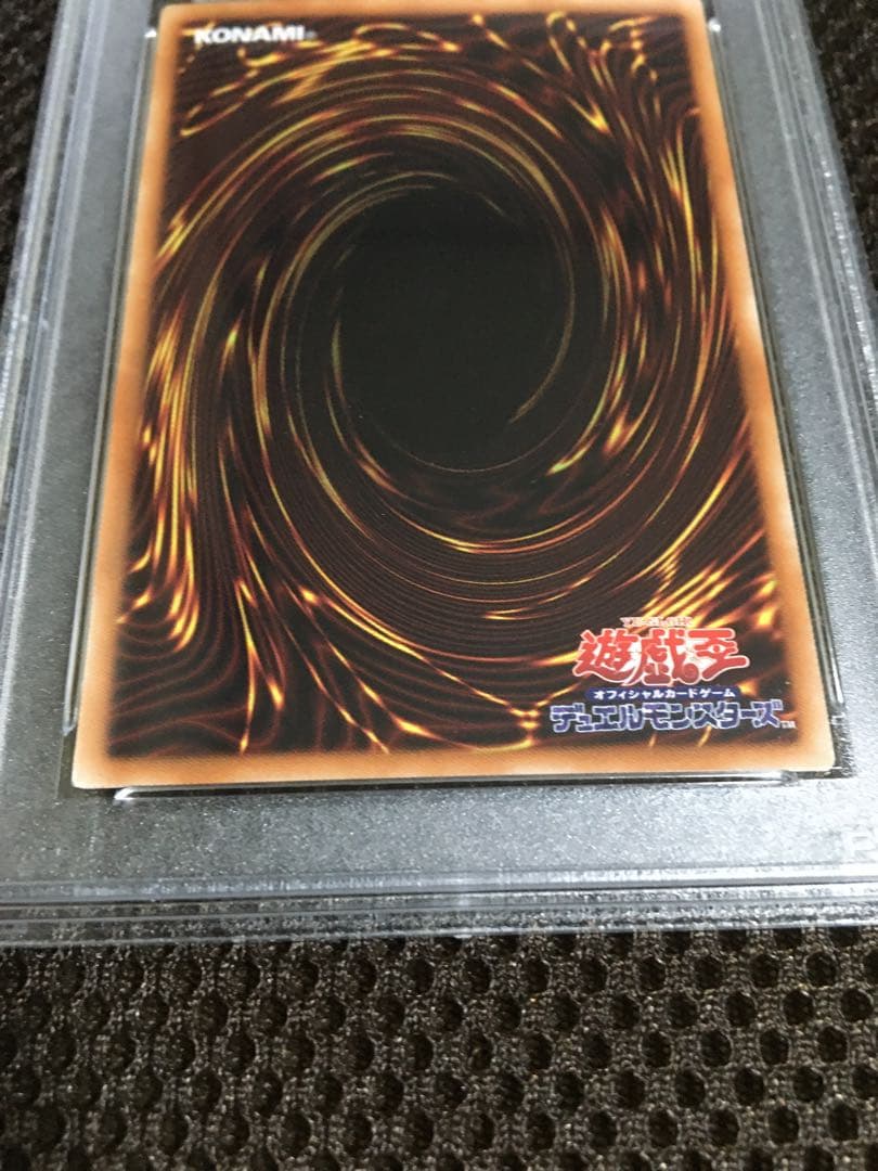 フォローで割引！ 遊戯王 PSA8 ブラック・マジシャン・ガール ホロ