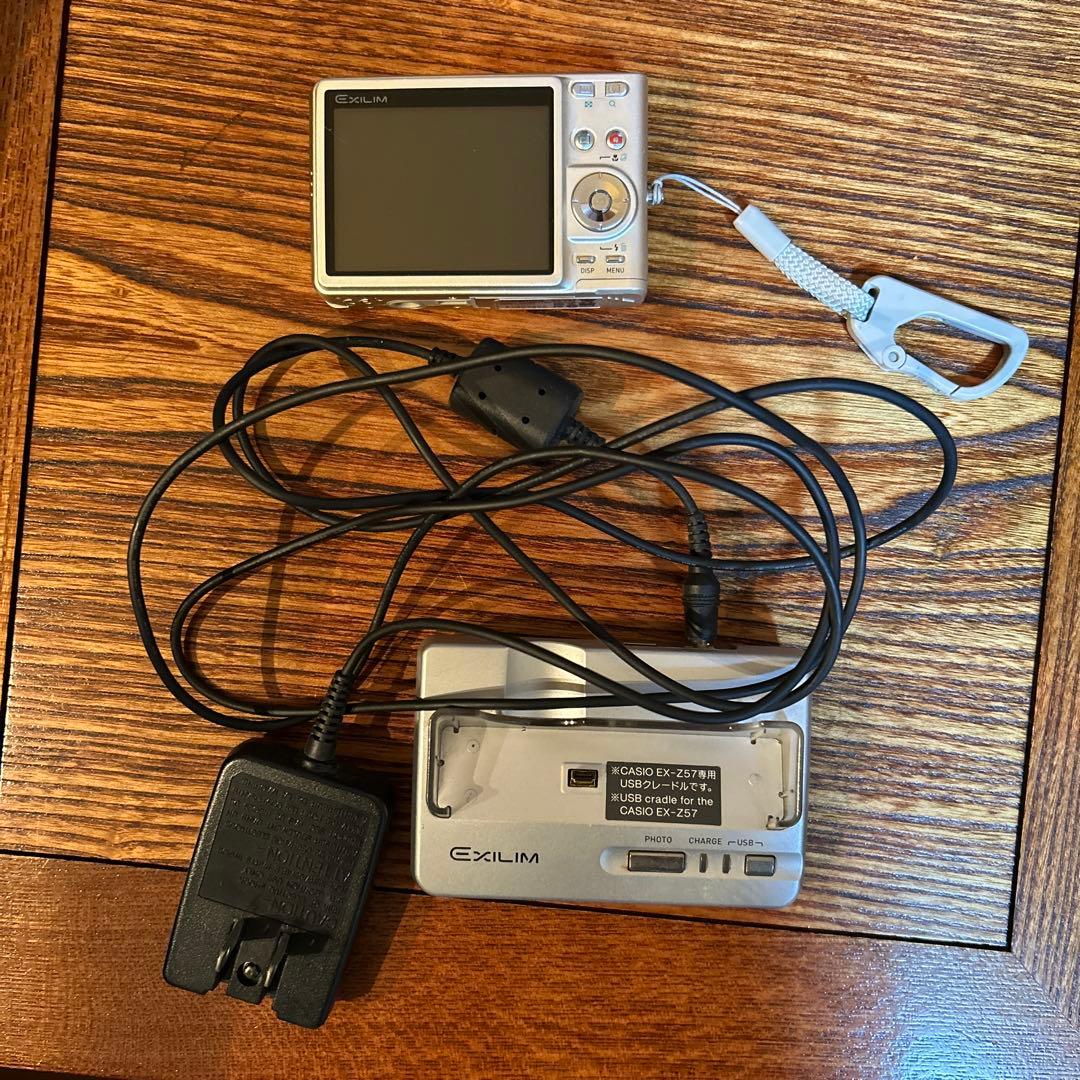 カシオCASIO EXILIM EX-Z57 コンパクトデジタルカメラ シルバー