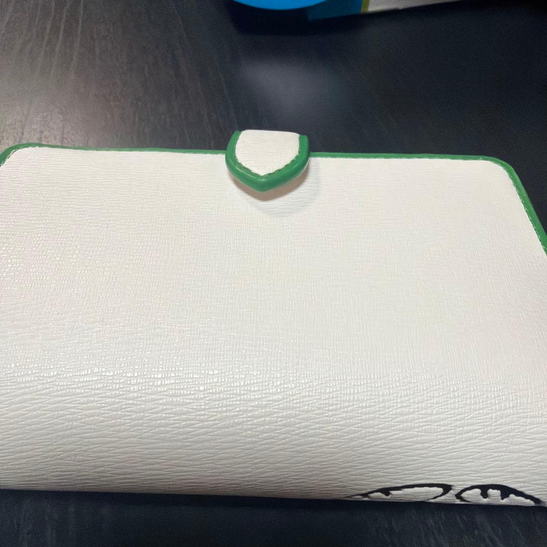 スヌーピーとコラボの2つ折り財布