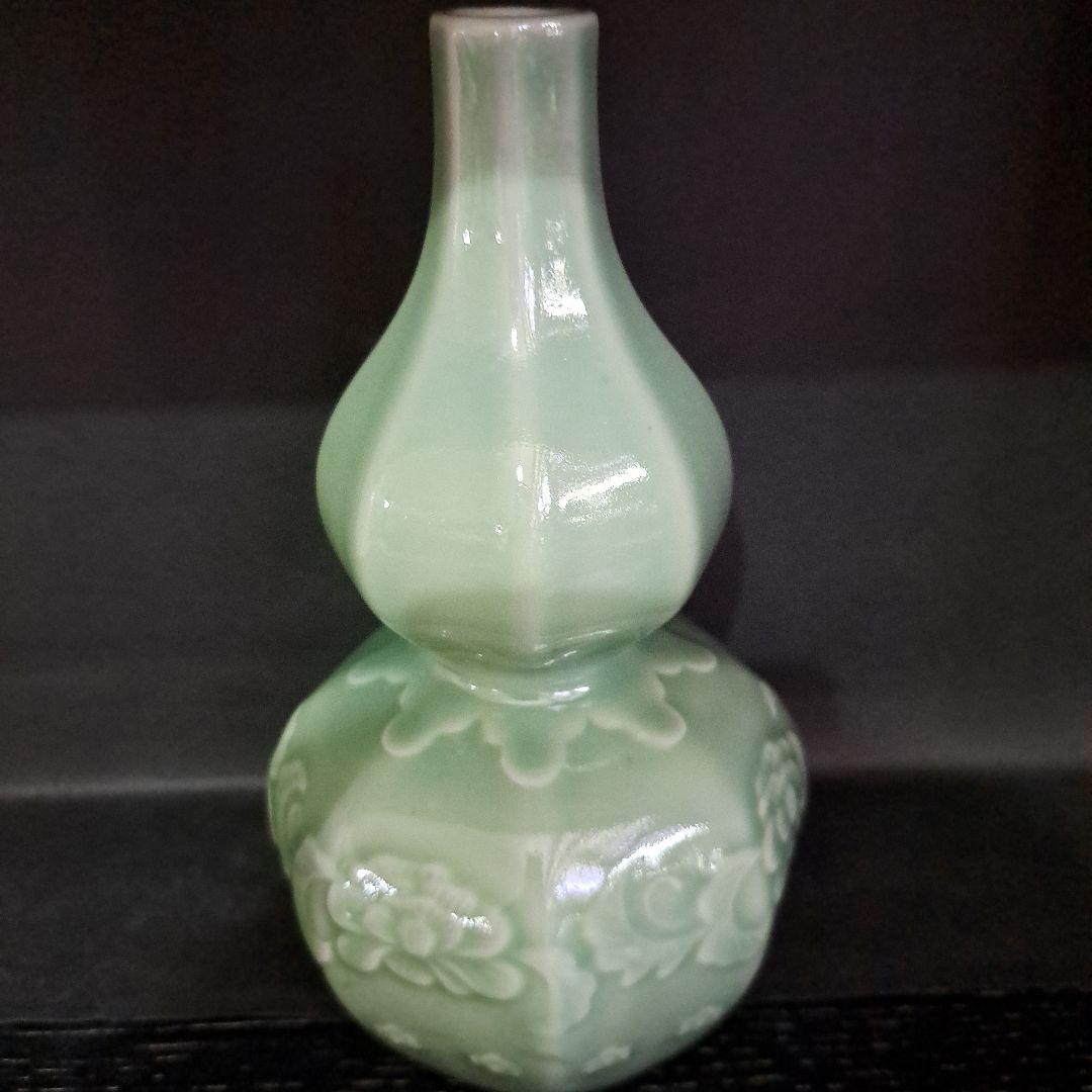 三田青磁　本物　瓢箪瓶　　陽刻牡丹図　　三田狭山　名入