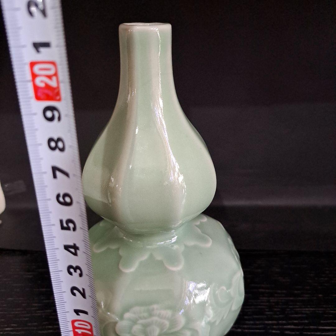 三田青磁　本物　瓢箪瓶　　陽刻牡丹図　　三田狭山　名入