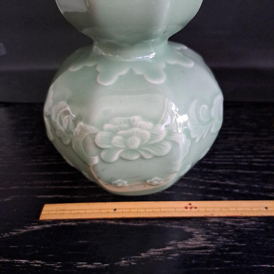 三田青磁　本物　瓢箪瓶　　陽刻牡丹図　　三田狭山　名入