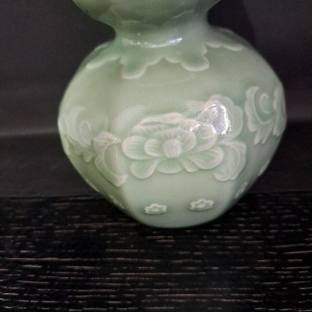 三田青磁　本物　瓢箪瓶　　陽刻牡丹図　　三田狭山　名入