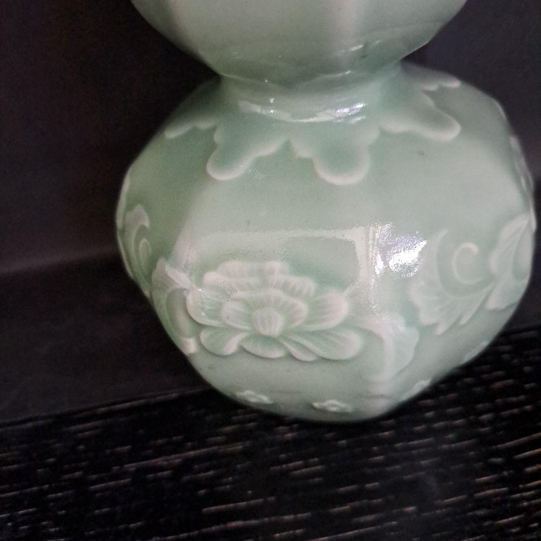三田青磁　本物　瓢箪瓶　　陽刻牡丹図　　三田狭山　名入