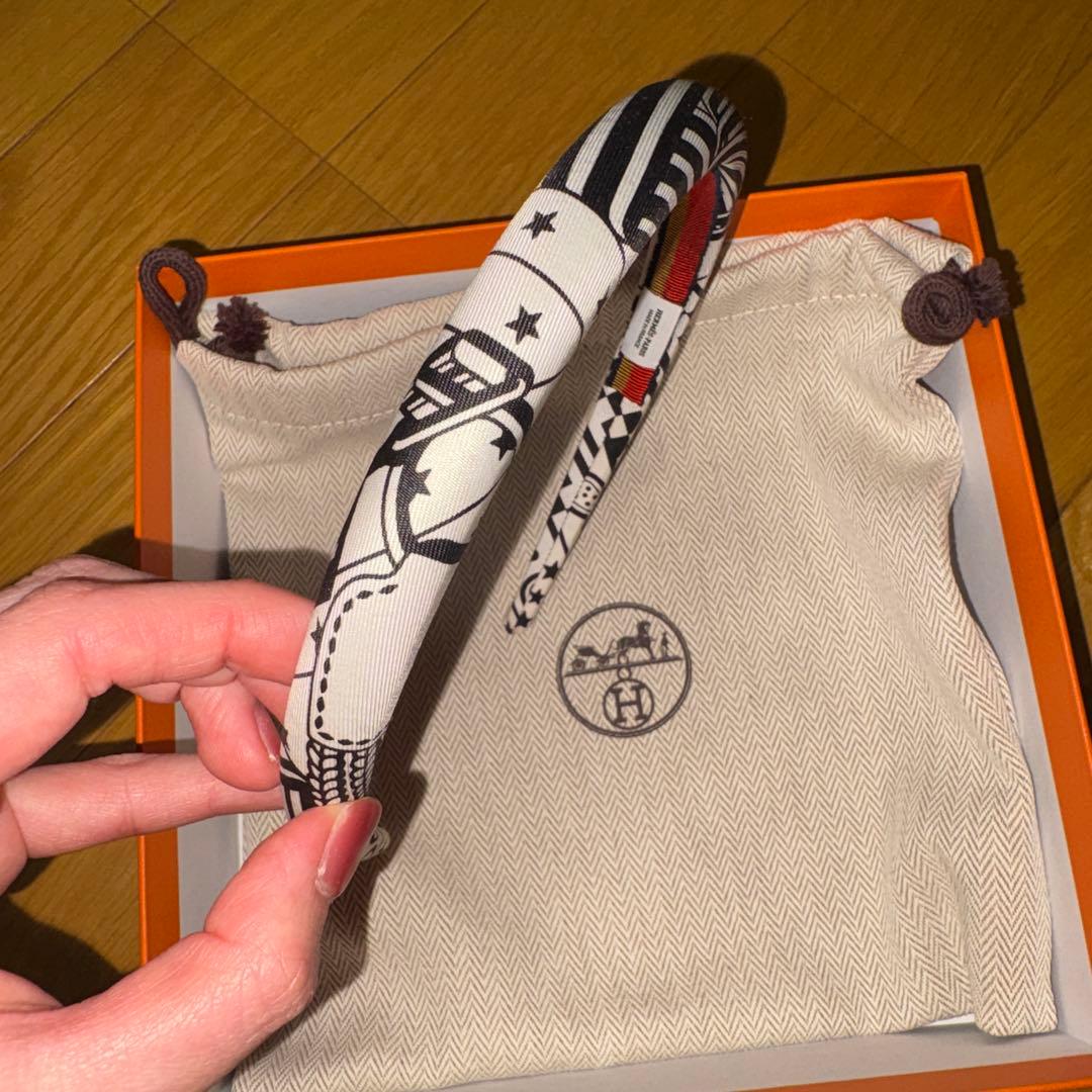 【ほぼ未使用／箱保存袋付】HERMÈS モノトーン グラフィック柄 カチューシャ