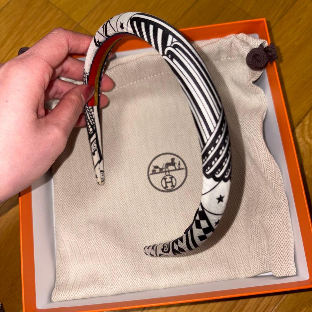 【ほぼ未使用／箱保存袋付】HERMÈS モノトーン グラフィック柄 カチューシャ