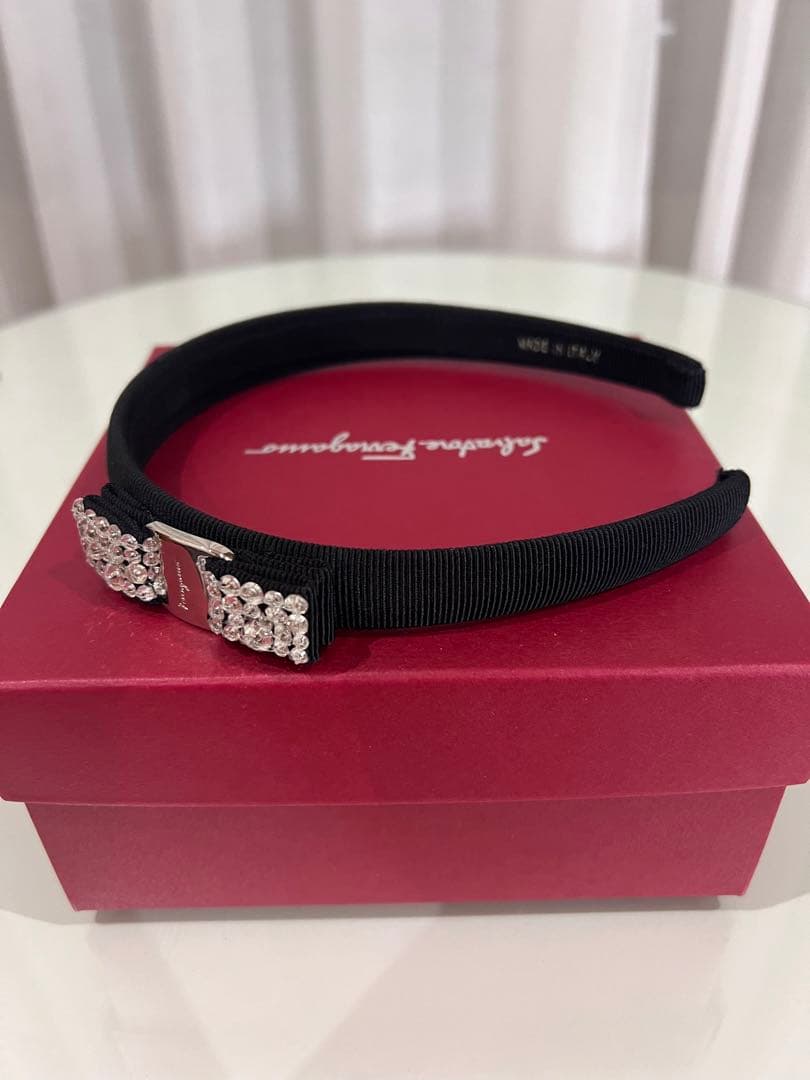 FERRAGAMO ブラックカチューシャ クリスタル装飾
