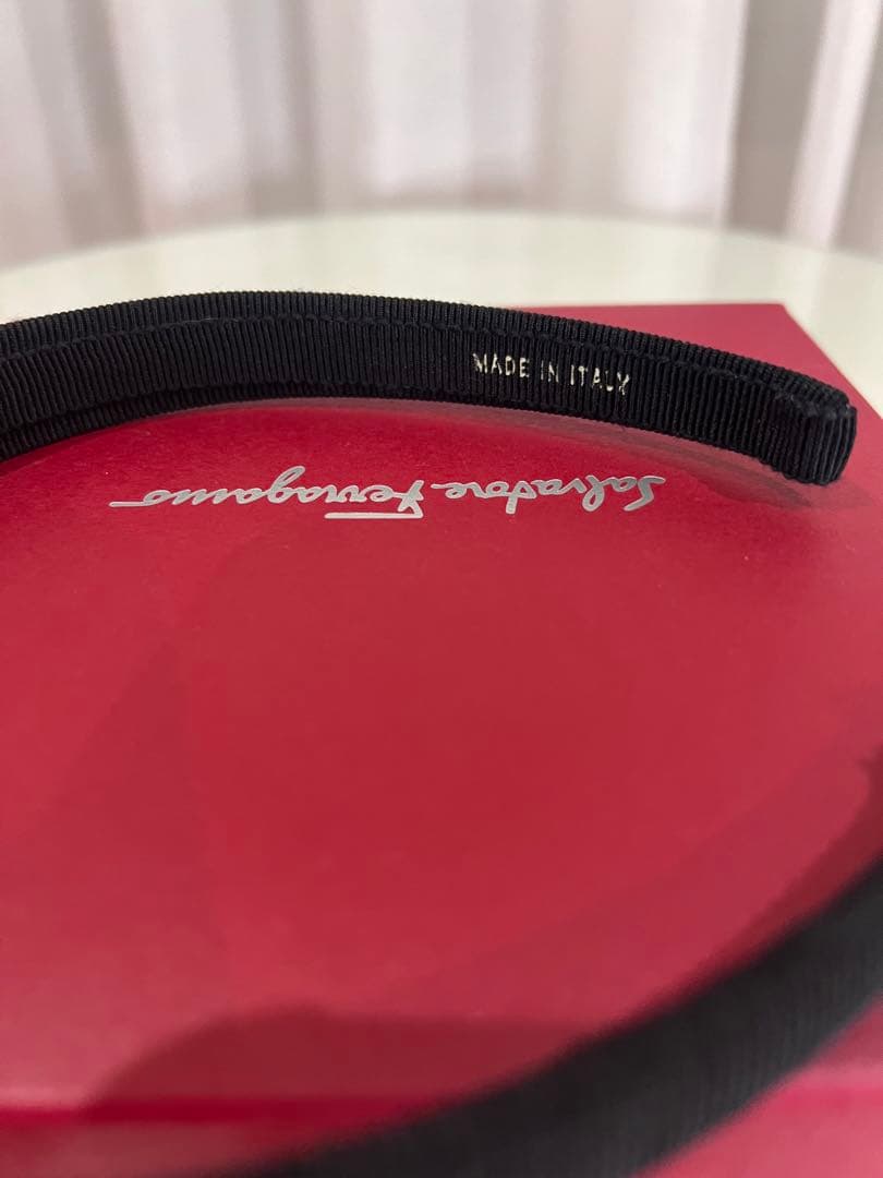 FERRAGAMO ブラックカチューシャ クリスタル装飾