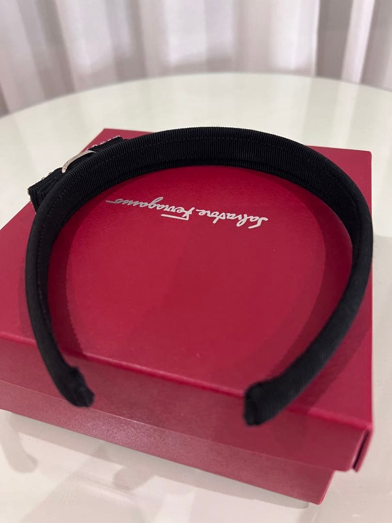 FERRAGAMO ブラックカチューシャ クリスタル装飾