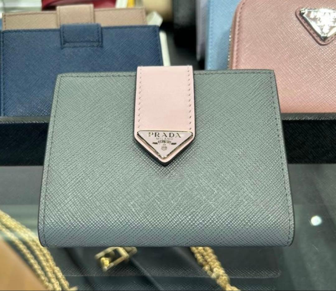 Ms onedayです ★新品PRADA サフィアーノ　折り財布 グレー