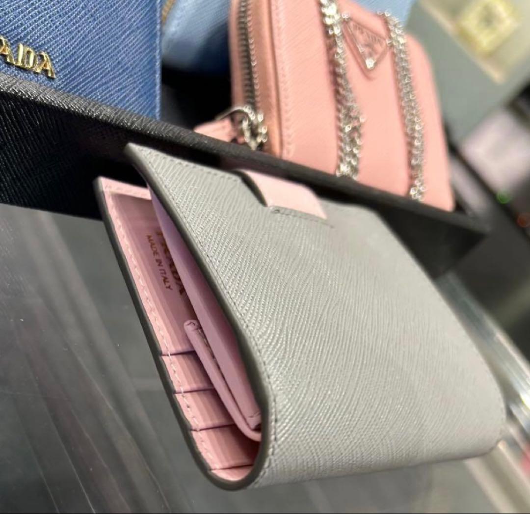 Ms onedayです ★新品PRADA サフィアーノ　折り財布 グレー