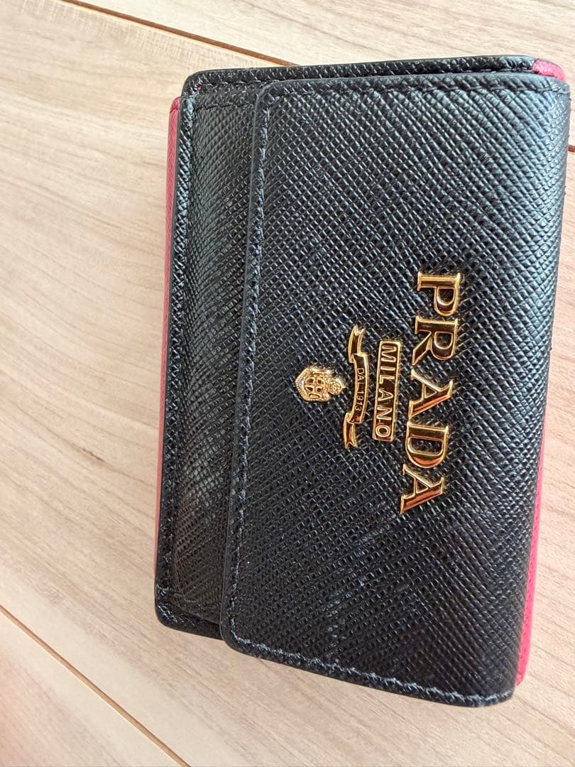 すずらん＊ PRADA 三つ折り財布 ブラック/レッド