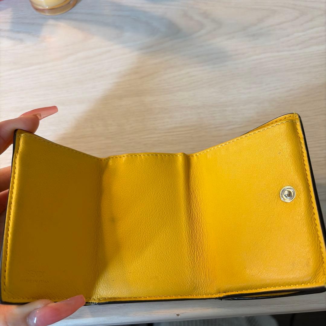 FENDIマイクロピーカブー三つ折り財布　白