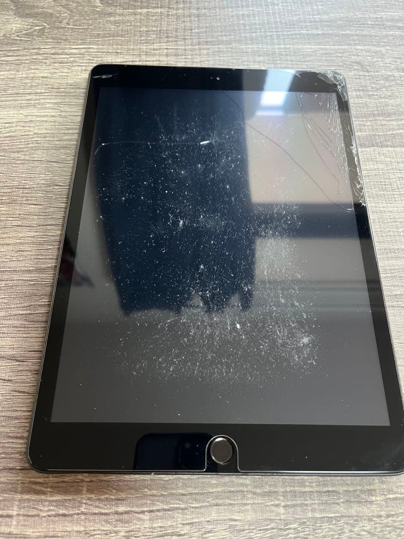 iPad第8世代 ジャンク(画面割れ 傷 あり) 他問題なく使用できます