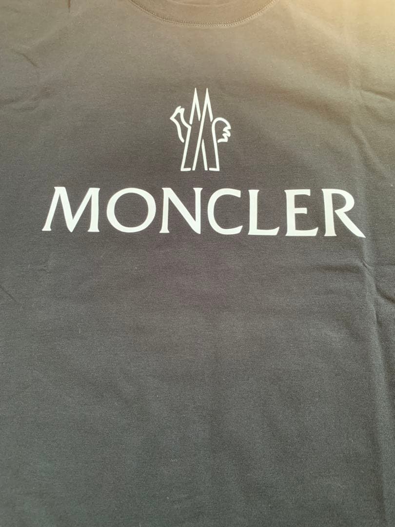 （高品質）Moncler ブラック Tシャツ