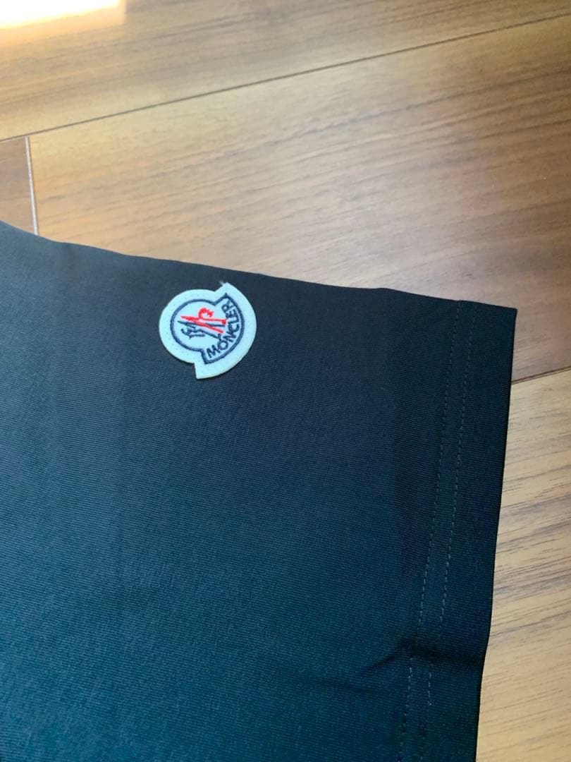（高品質）Moncler ブラック Tシャツ