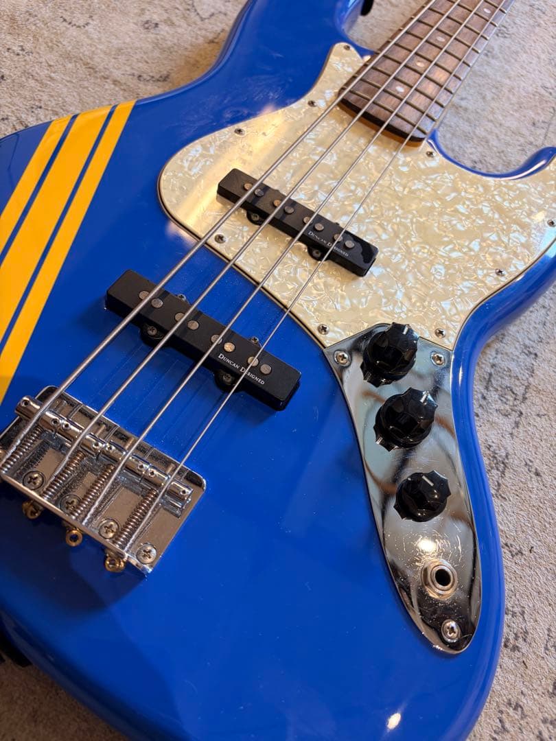 SCANDAL TOMOMIモデル Squier ジャズベ　Duncan搭載