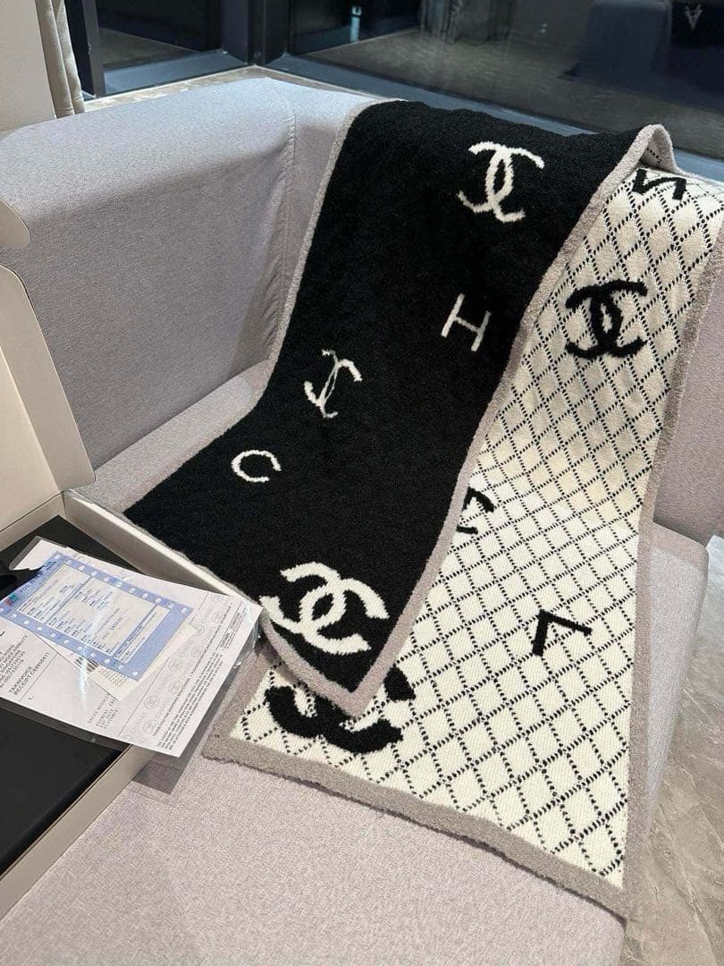 CHANEL ロゴ入りマフラー