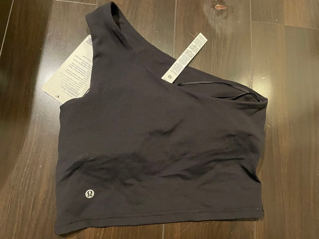 完売品Lululemon 片方肩出し アシンメトリータンクヨガウェア 新品タグ付