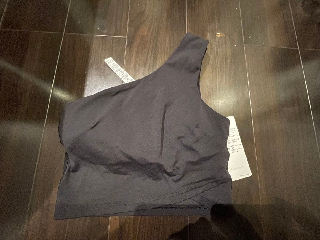 完売品Lululemon 片方肩出し アシンメトリータンクヨガウェア 新品タグ付