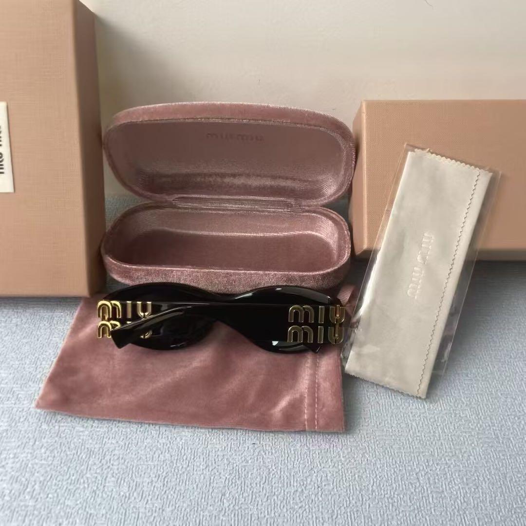 MiuMiuのスタイリッシュなブラックサングラス、ケースとクローニングクロス付き