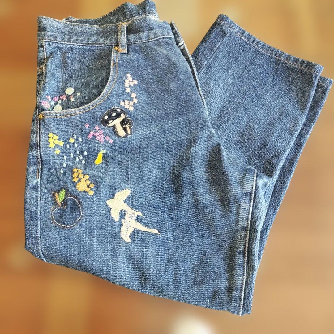刺繍デザインのストレートデニム
