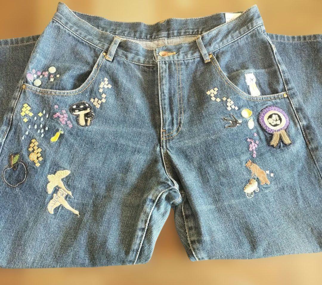 刺繍デザインのストレートデニム
