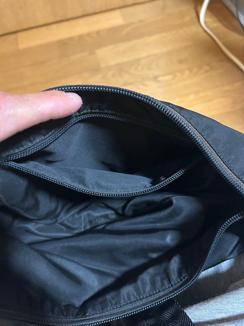 プラダ　ウエストポーチ　三角プレート　ハーフムーン　ナイロン　白タグ　黒