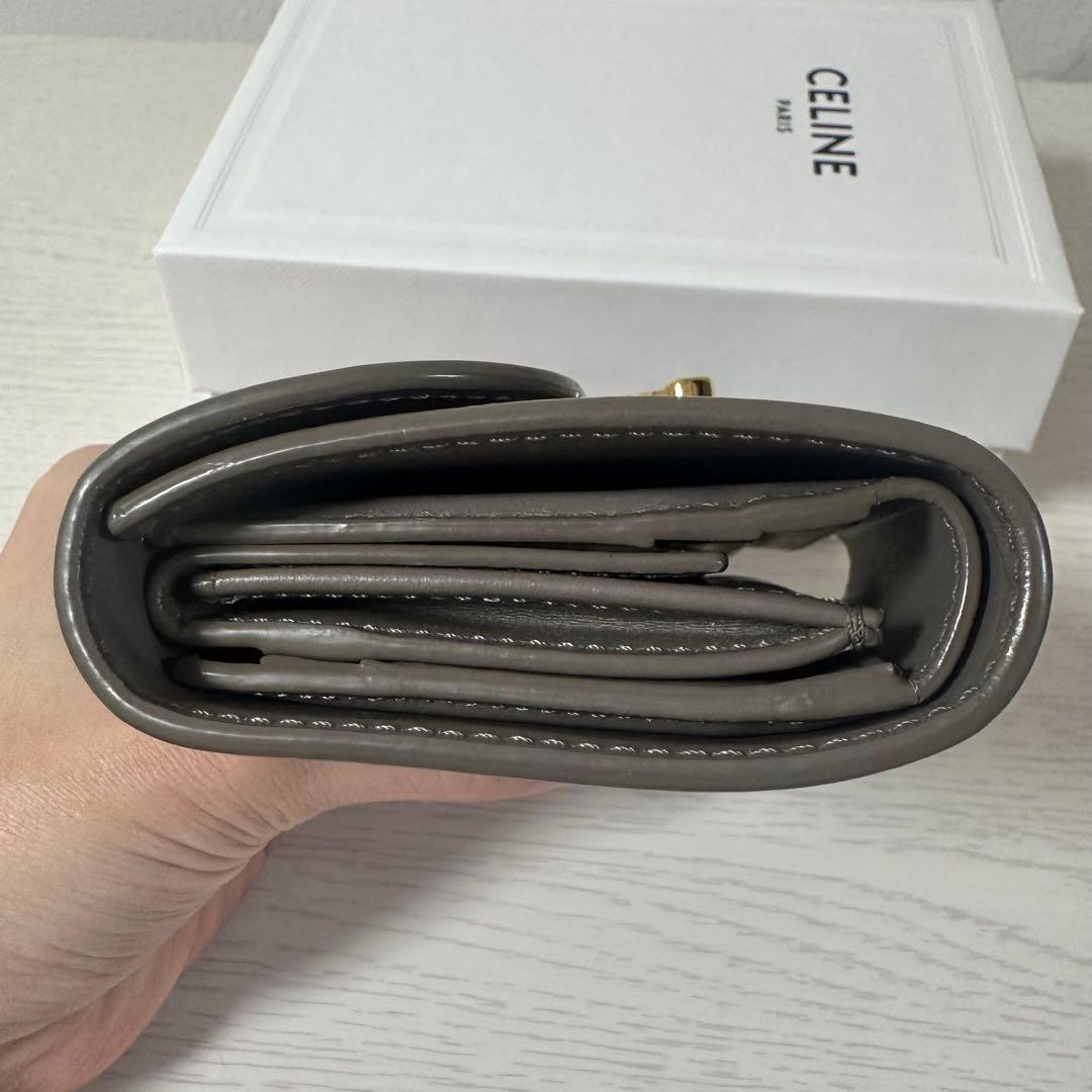 CELINE スモールフラップウォレット トリオンフ ペブル
