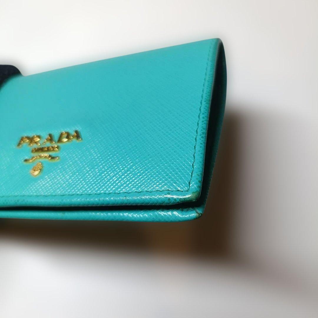 パ*ン様 PRADA ターコイズ 二つ折り財布