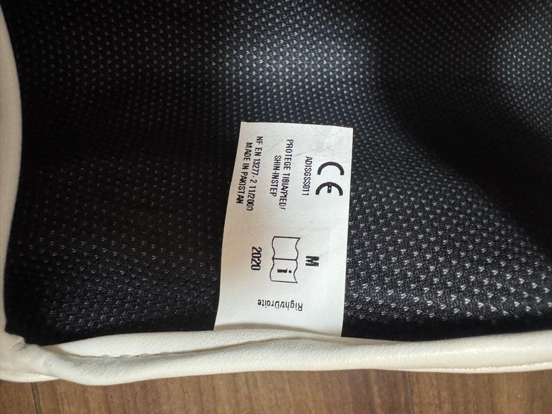 adidas 超軽量 レガースホワイトゴールド/Mサイズ