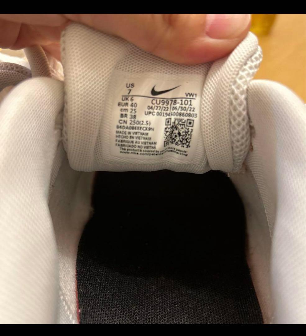 今だけこの金額！Nike スポーツシューズ ホワイト