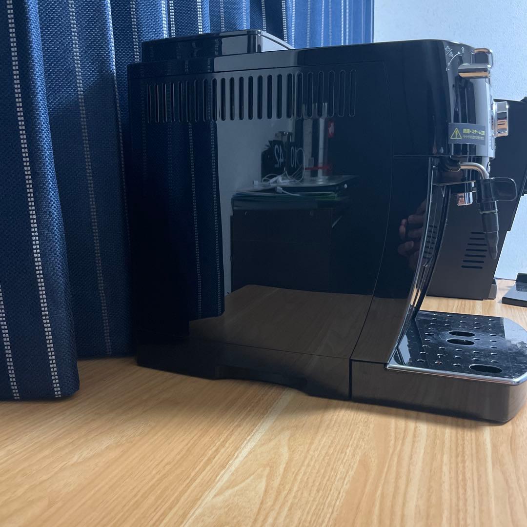【美品】De'Longhi デンロギ　全自動コーヒーマシン　ECAM22112B