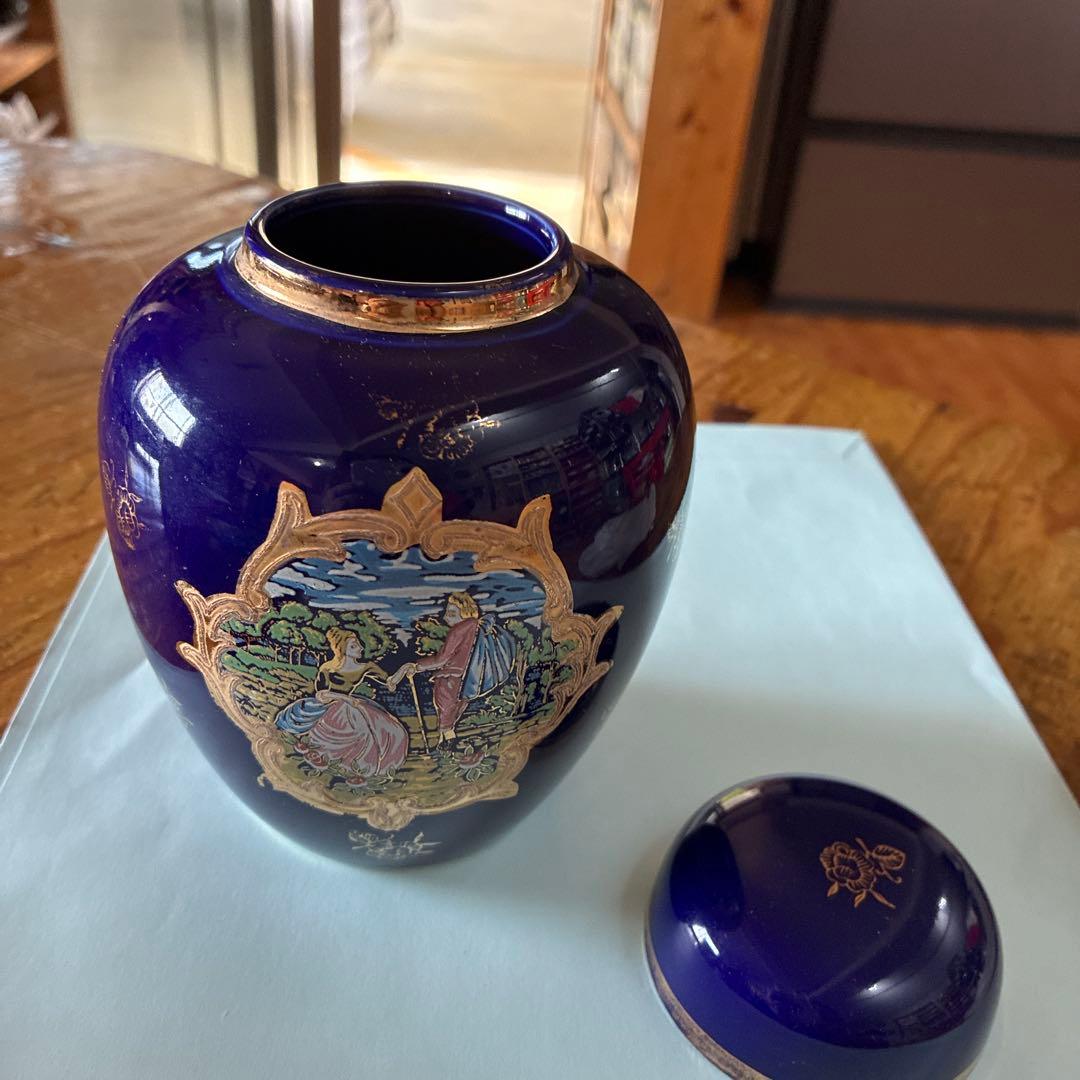 紫色の陶器製蓋付き壺