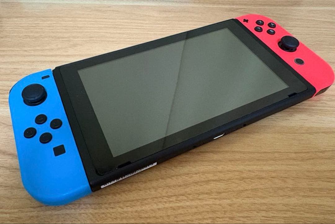 ほぼ未使用☆Nintendo Switch 本体☆充電グリップ、ケースつき