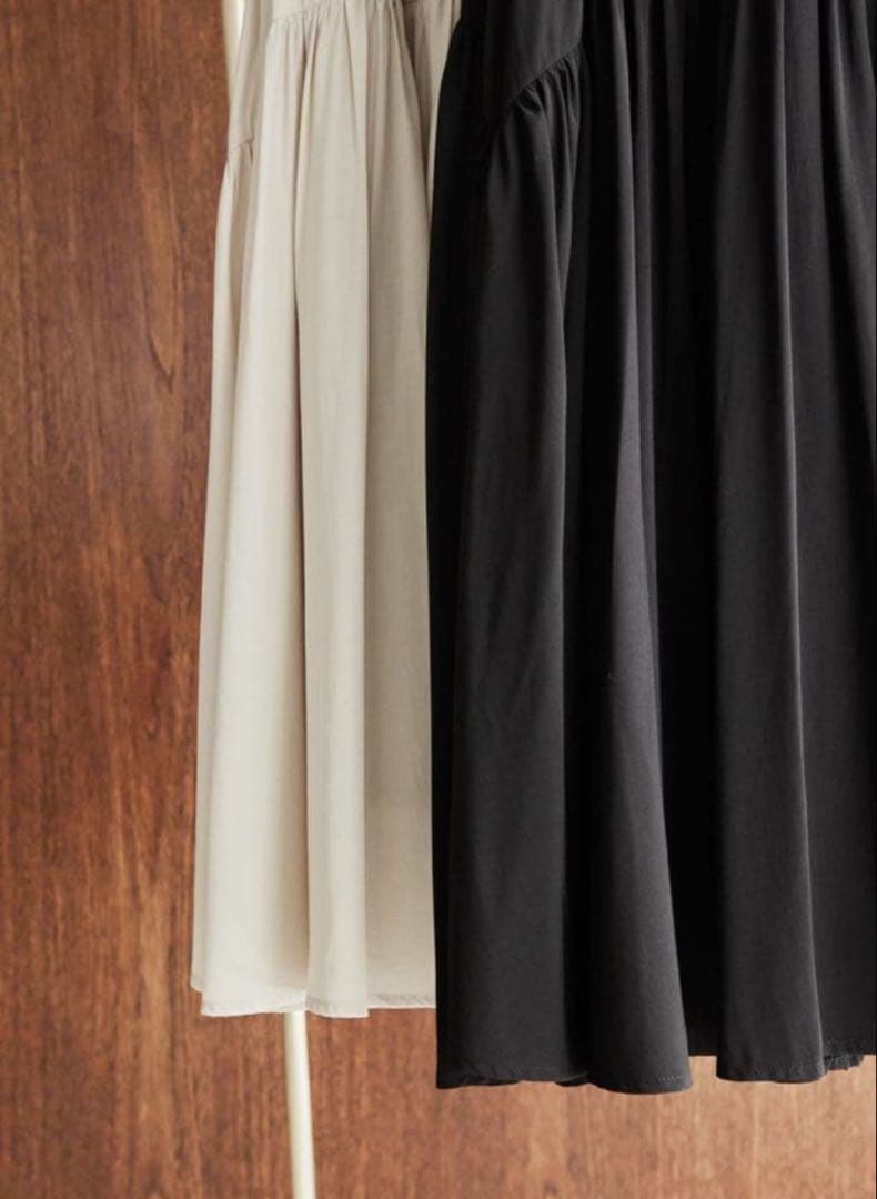 未使用Herlipto High-Waist Tiered Long Skirt