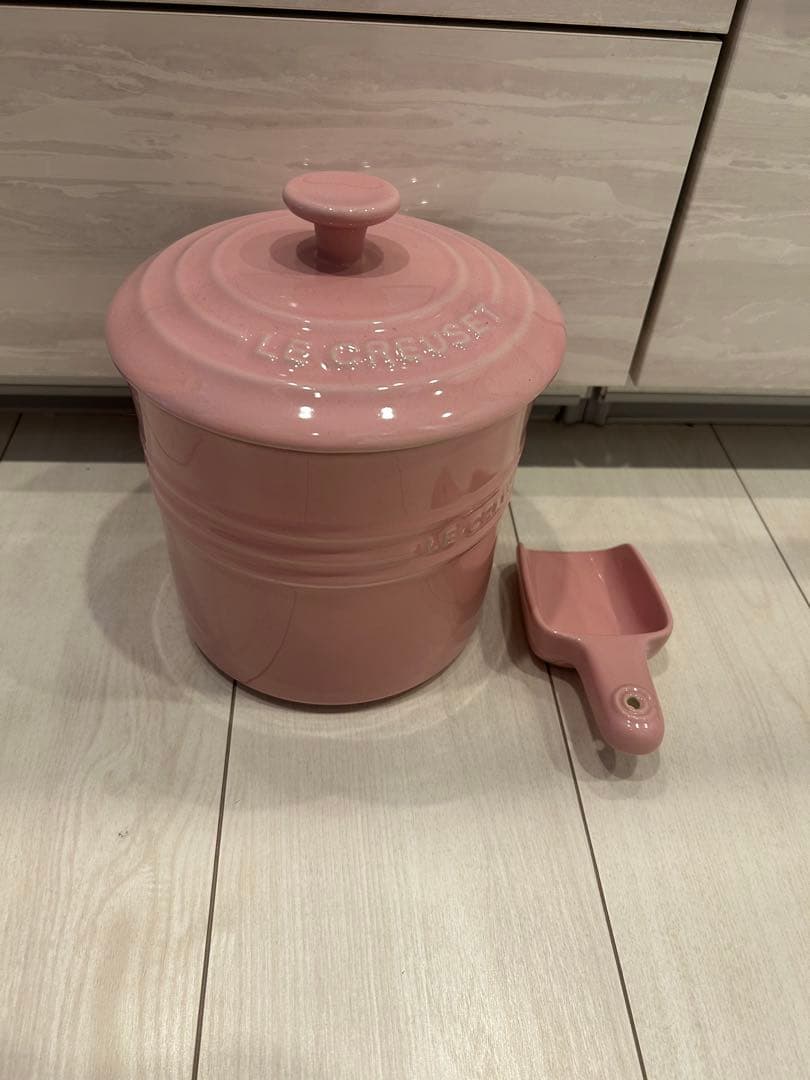 未使用！ル・クルーゼ　ピンク 陶器 フードストッカー スコップ付き