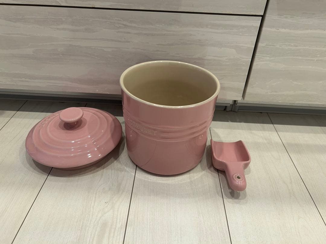 未使用！ル・クルーゼ　ピンク 陶器 フードストッカー スコップ付き