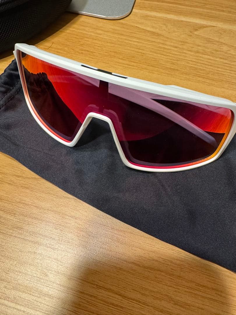 ネオスパーク　Oakley SUTRO レンズに傷あり