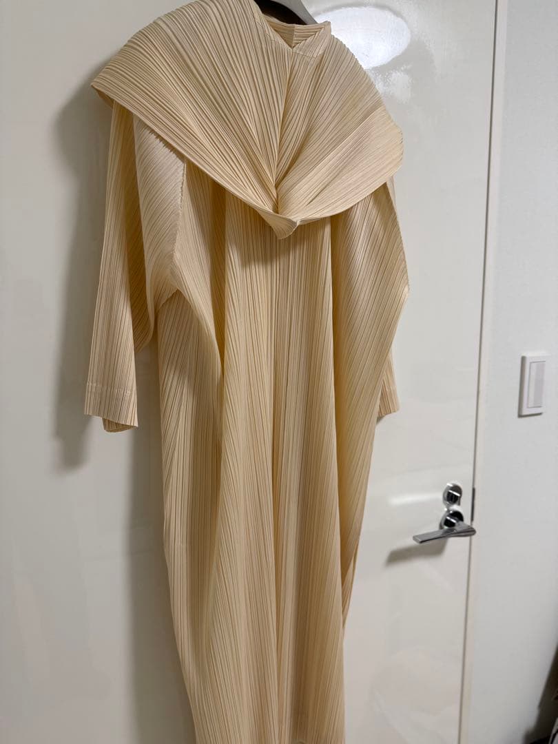 PLEATS PLEASE ISSEY MIYAKEフード付きロングコート