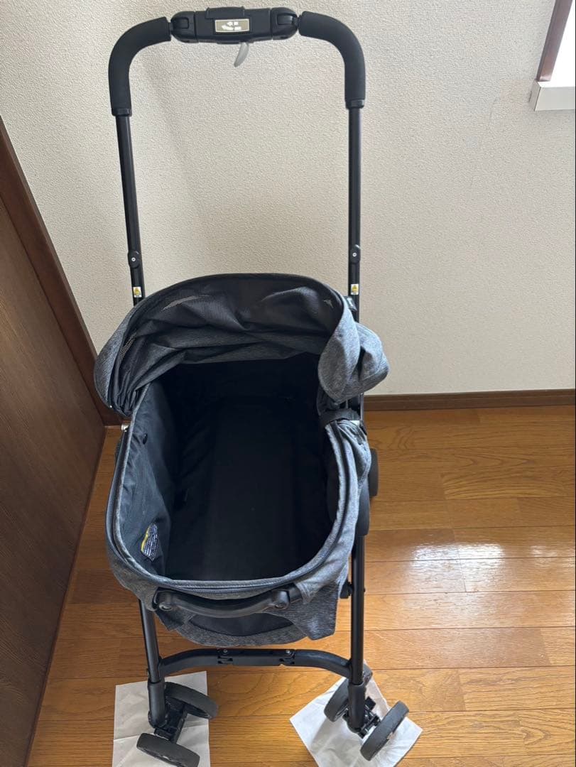 グレーの軽量ペットカート