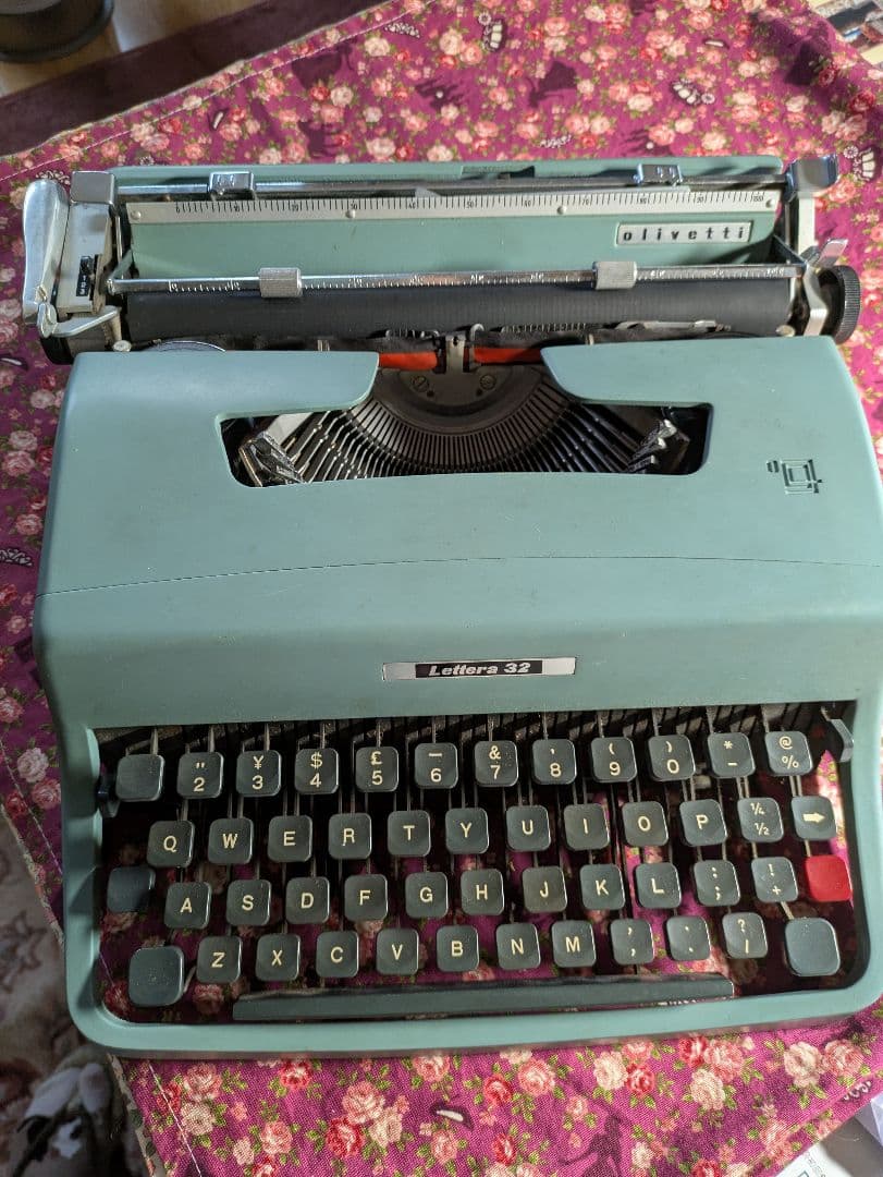 Olivetti Lettera 32 タイプライター