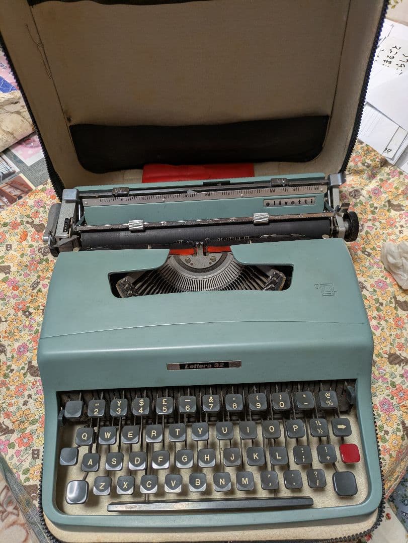 Olivetti Lettera 32 タイプライター