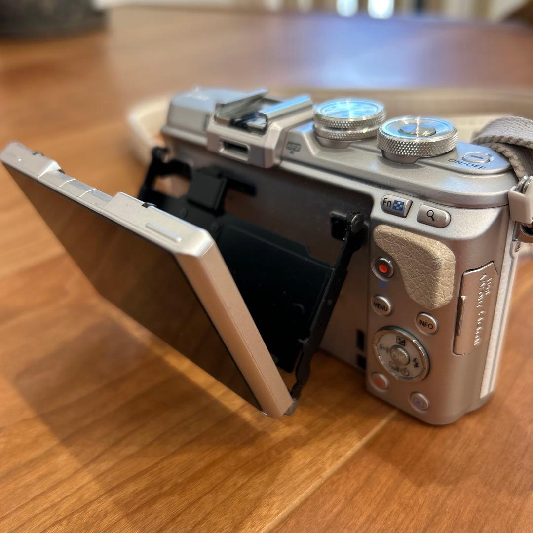 OLYMPUS PEN E-PL8 ホワイト レンズ2本付き