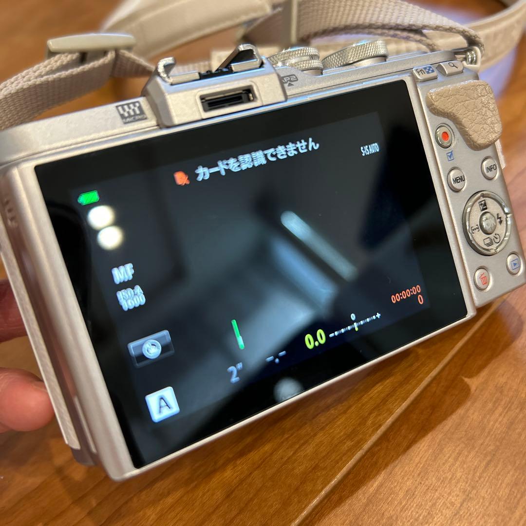 OLYMPUS PEN E-PL8 ホワイト レンズ2本付き