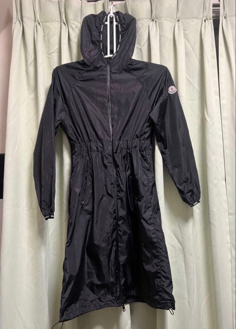 MONCLER ブラックフード付きロングコート